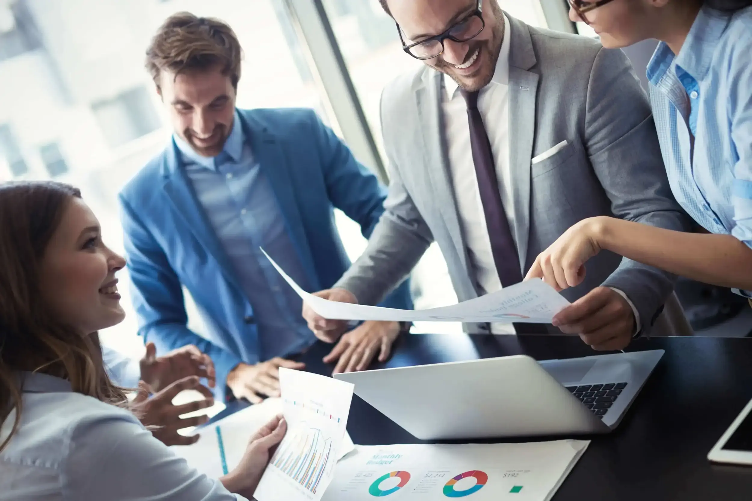 Equipe de directeurs dynamiques en réunion, symbolisant l'expertise et la synergie