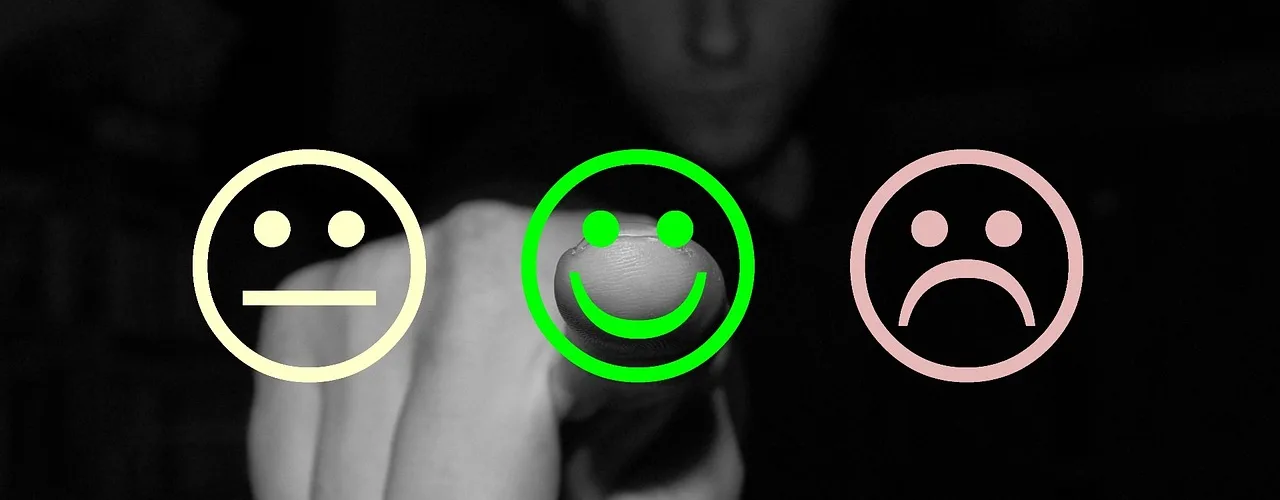 Image de trois émojis, représentant le service client