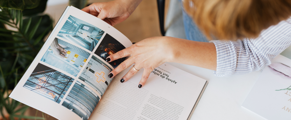 Photo d'une personne lisant un magazine, utilisée en couverture de l'article "Pilot Group en couverture du Magazine Informations Entreprise"