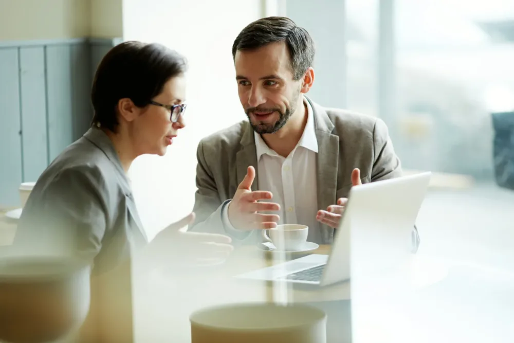 Expert conseillant un professionnel