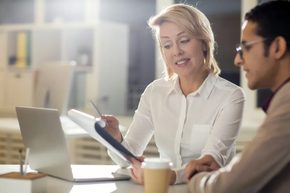 Femme conseillant une personne dans le domaine professionnel
