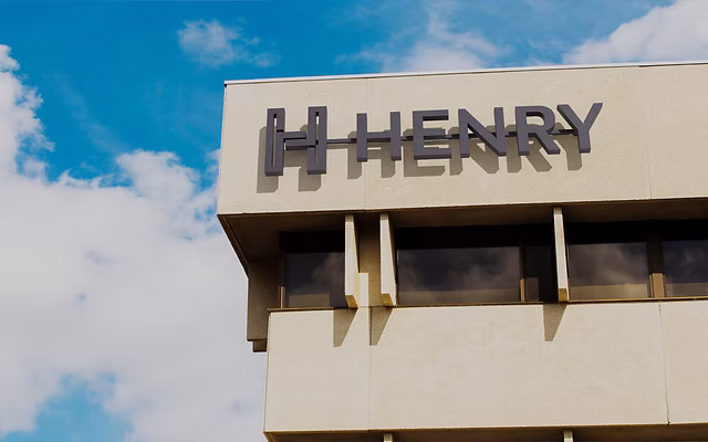 Logo Henry sur immeuble